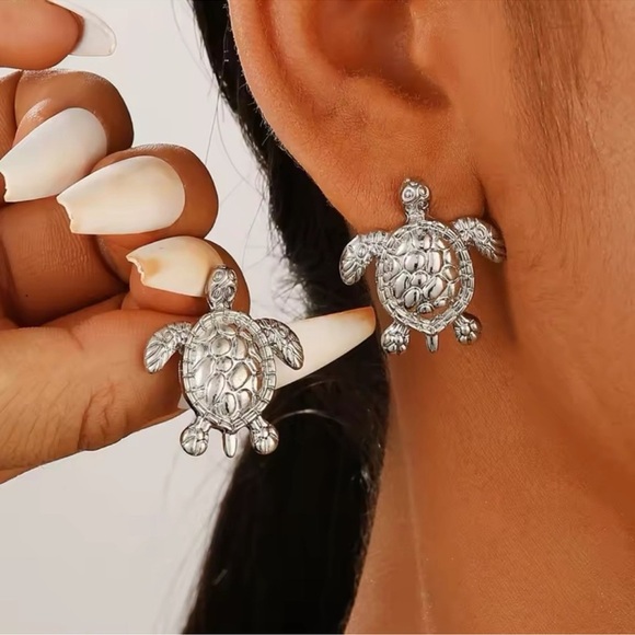 Sea Turtle Silver Stud Earrings - Picture 1 of 4